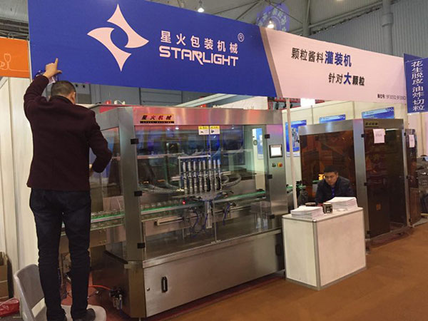 廣州星格在成都糖酒會(huì)展示最新產(chǎn)品-醬料灌裝機(jī)(圖2)