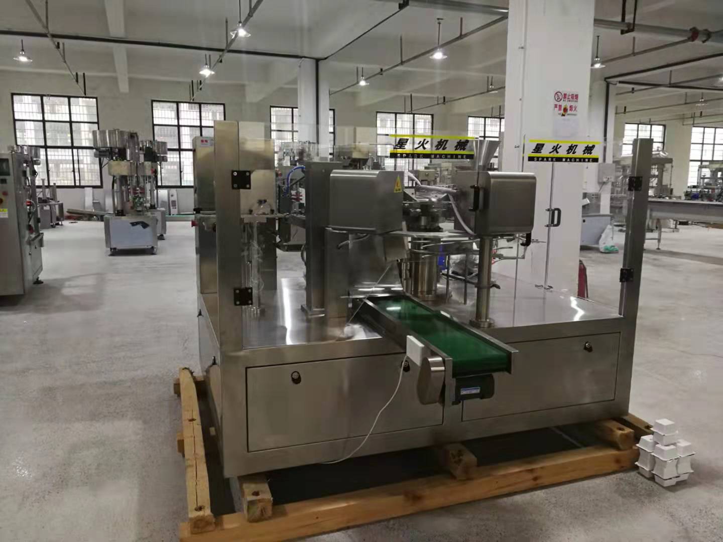 全自動給袋式醬料包裝機實現(xiàn)自動化、智能化(圖1)